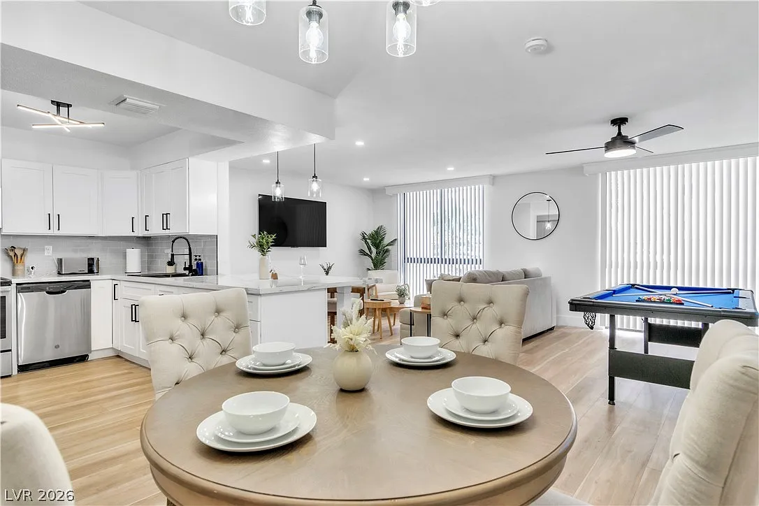2 bed, 2.0 bath, 1321 sqft, $2,200 — Photo 4