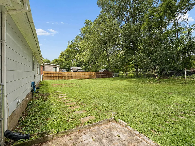 900 Velma Ln — Photo 25