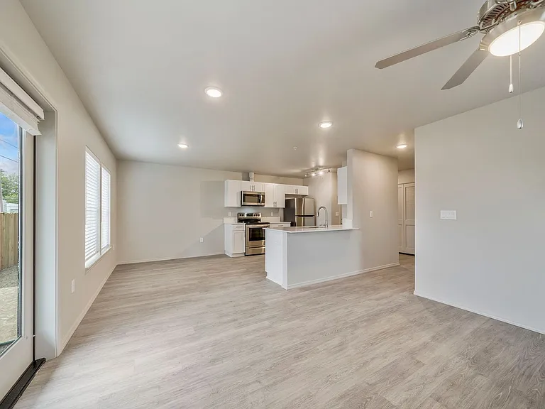 Leasing Special: $500 off 1 Month's Rent plus $1000 Standard Security Deposit! — Photo 21