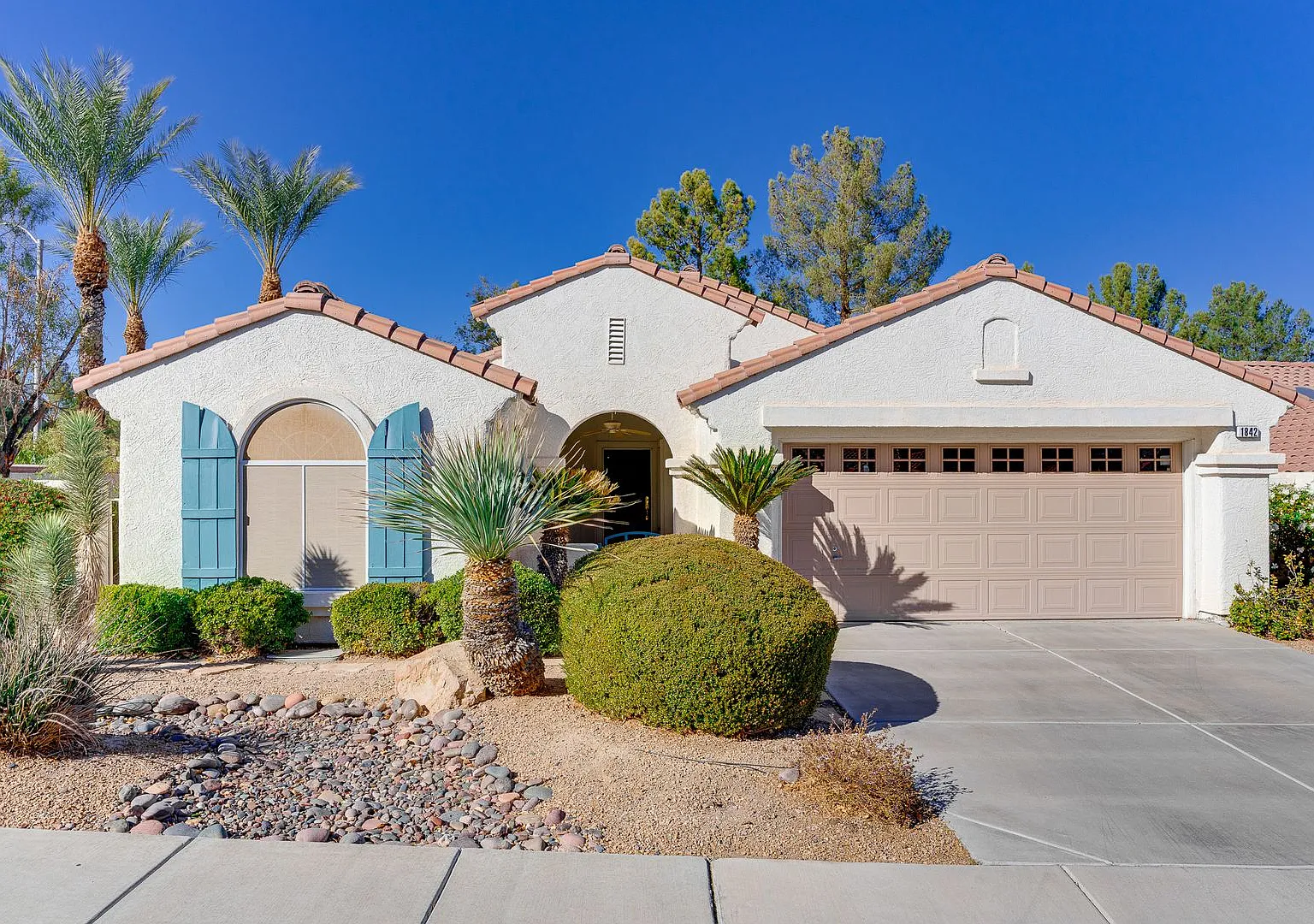 Wonderful 3 Bedroom Plus Den 1 Story Home. Casita With Own Bathroom! Gated Community! — Photo 1