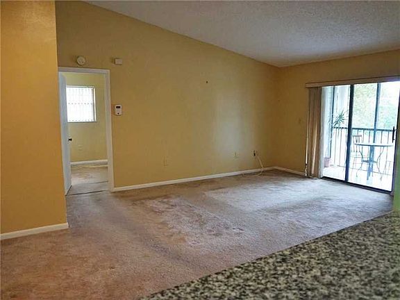 5th image of 933 NE 199th St APT 202