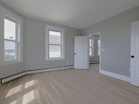 4th image of 54 Laurel St #3