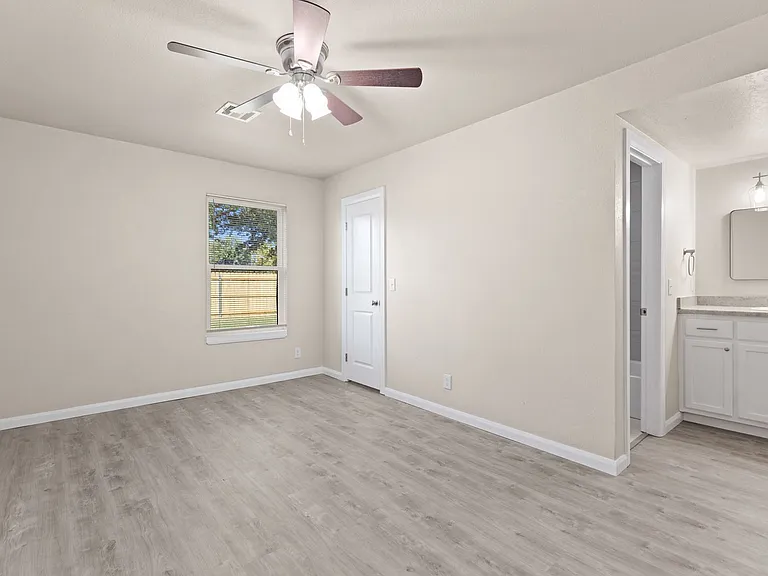 1600 W Madison St — Photo 12