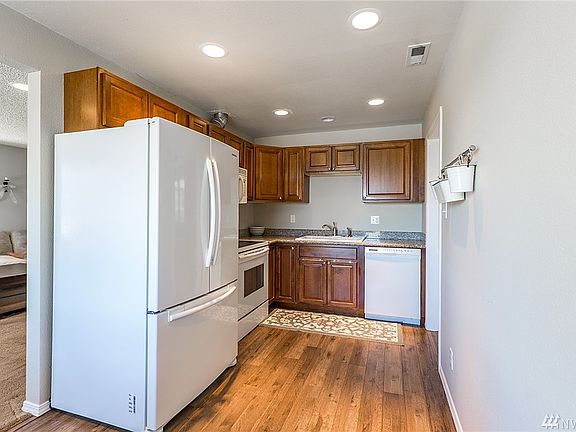 5th image of 914 S Wright Ave