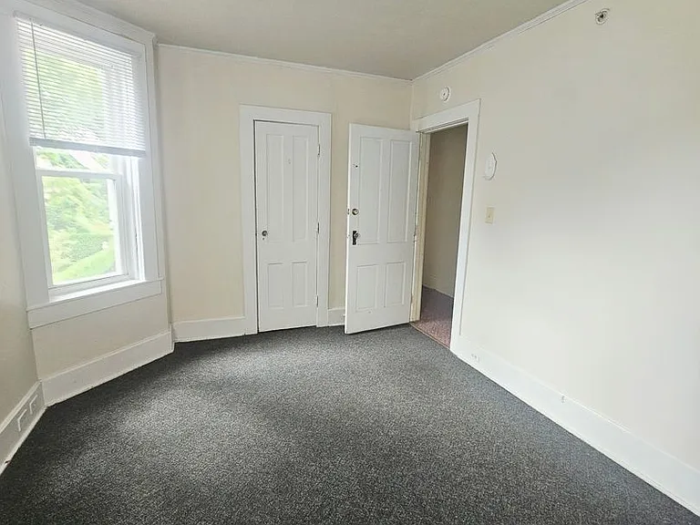 333 W 6th St — Photo 7