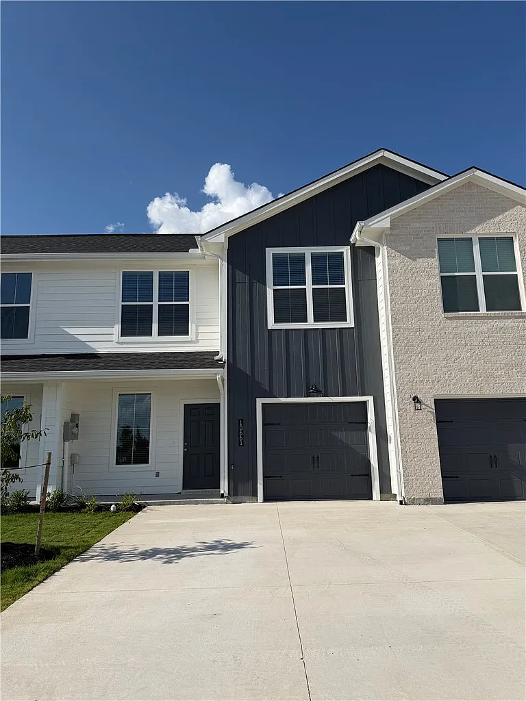 3 bed, 2.5 bath, 1346 sqft, $1,950 — Photo 1