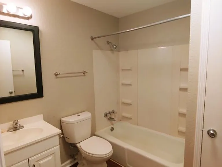 Barton Oaks Apartments — Photo 17