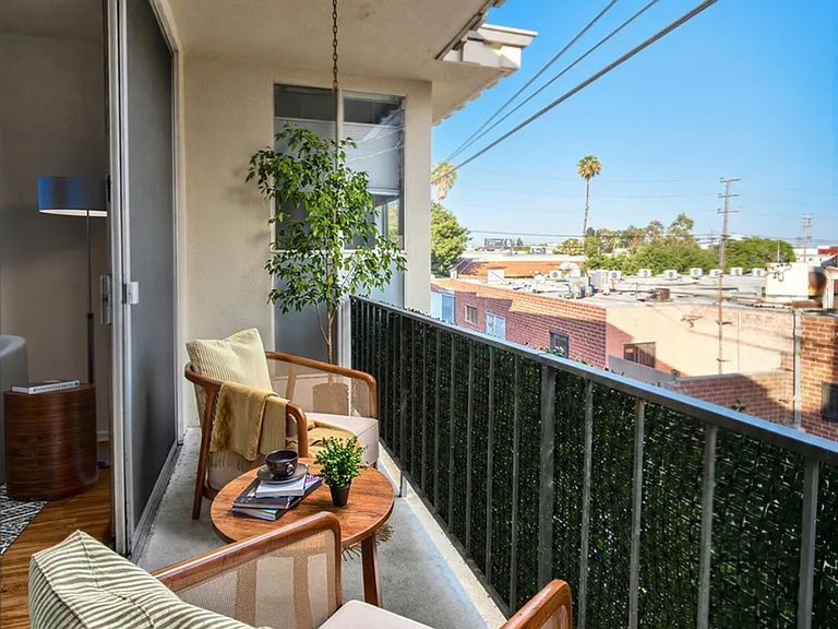 1447 S Saltair Ave #208 — Photo 4