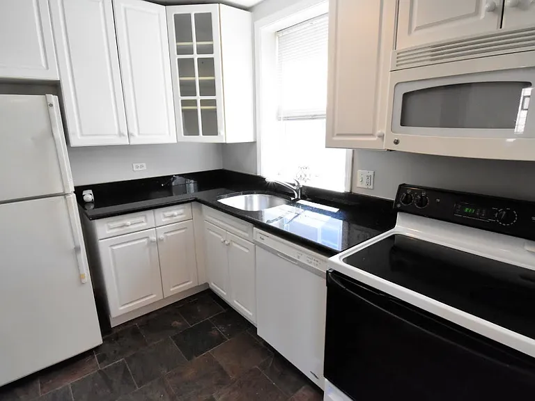 2429 W Farragut Ave #2A — Photo 2