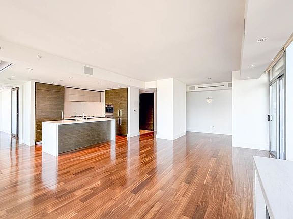 5th image of 667 Howe St #2702