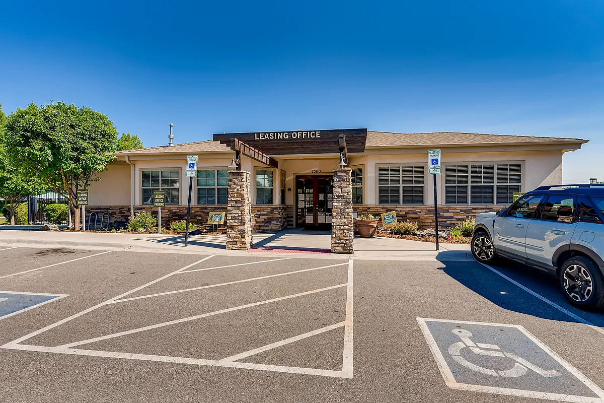 Building Photo - Boulder Crossroads