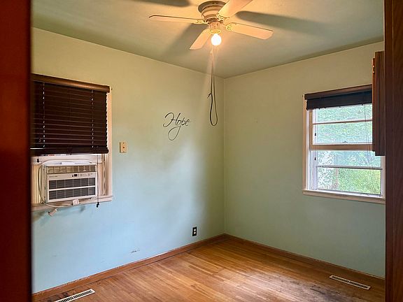 5th image of 1418 4th Ave E