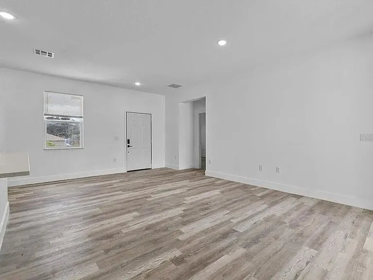 413 E Main St — Photo 3
