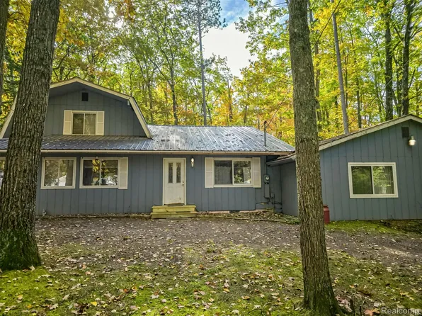 7207 Frontenac Ave, Indian River, MI 49749