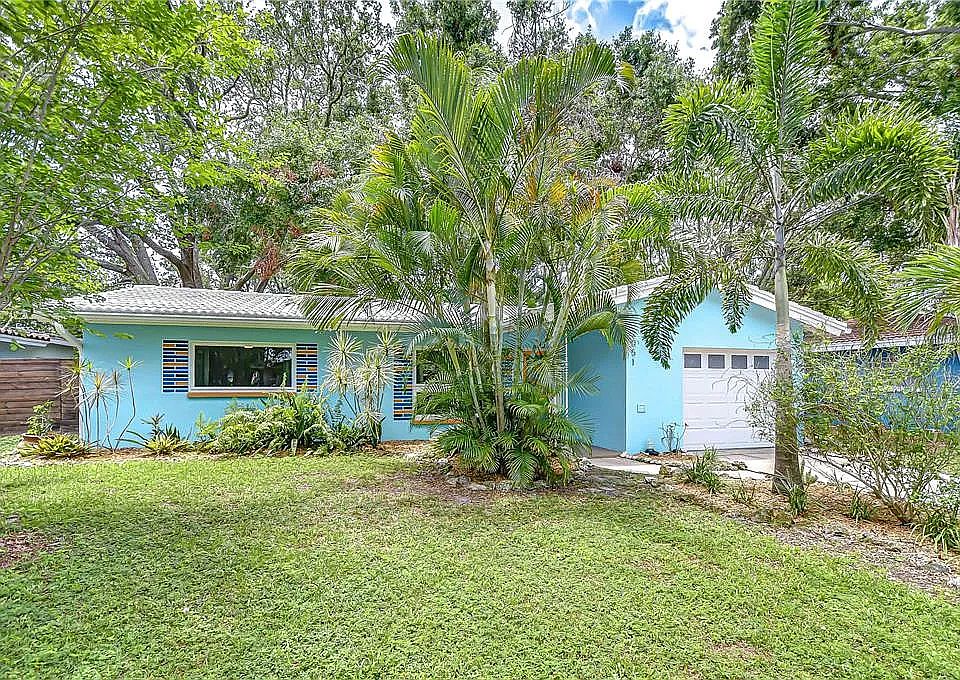 Front of house faces North with shady oaks in the backyard. Front yard zero-scaped with sunshine mimosas, lawncare included with rent.