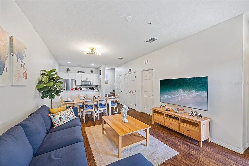 3 bed, 2.0 bath, 1300 sqft, $2,300 — Photo 3