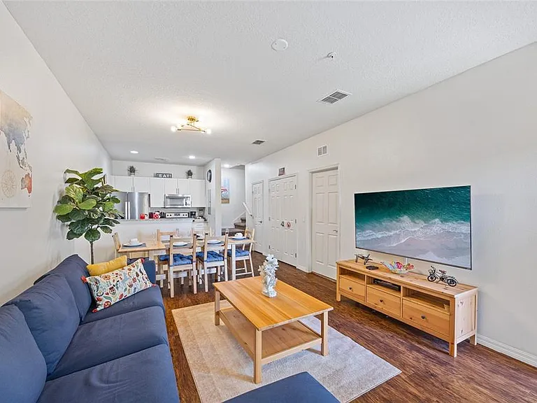 8945 Shine Dr — Photo 3