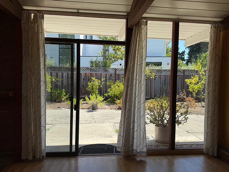 837 Sutter Ave — Photo 6