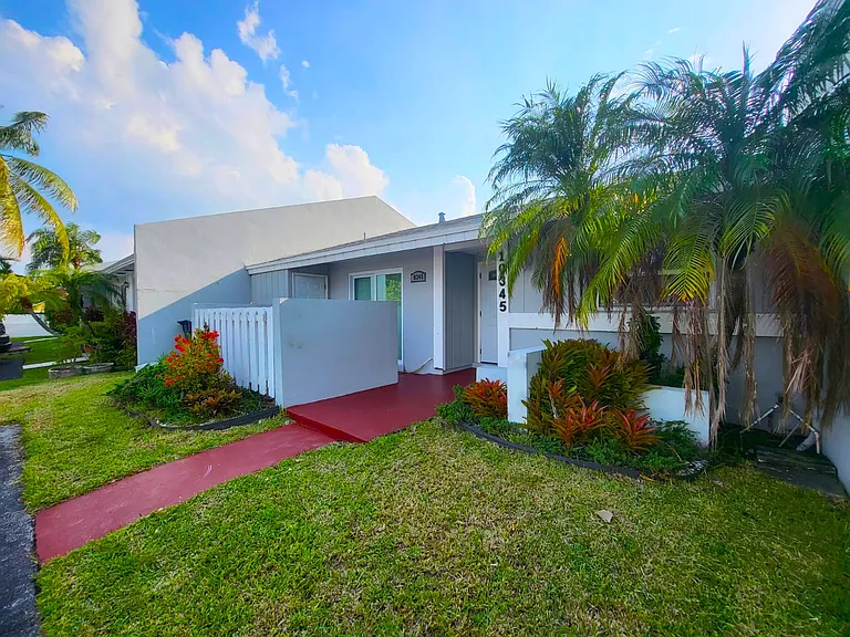 10345 SW 209th Ln — Photo 3