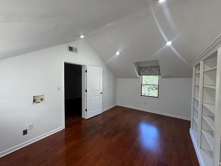 1940 Riverside Dr — Photo 13