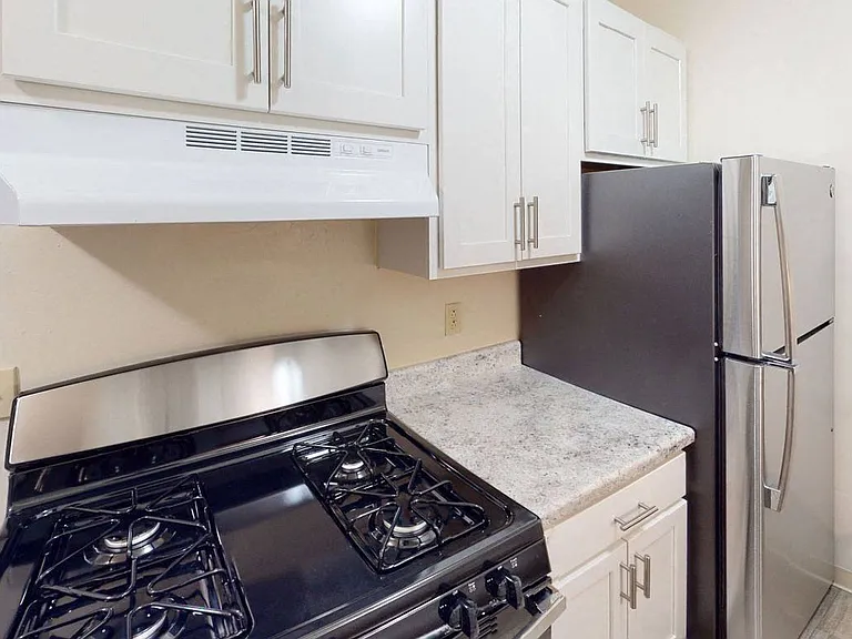 Glen Oaks Apartments — Photo 11