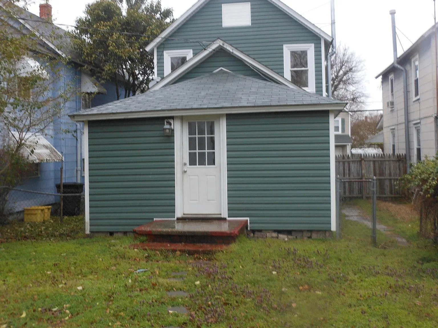 3 bed, 1128 sqft, $1,400 — Photo 2