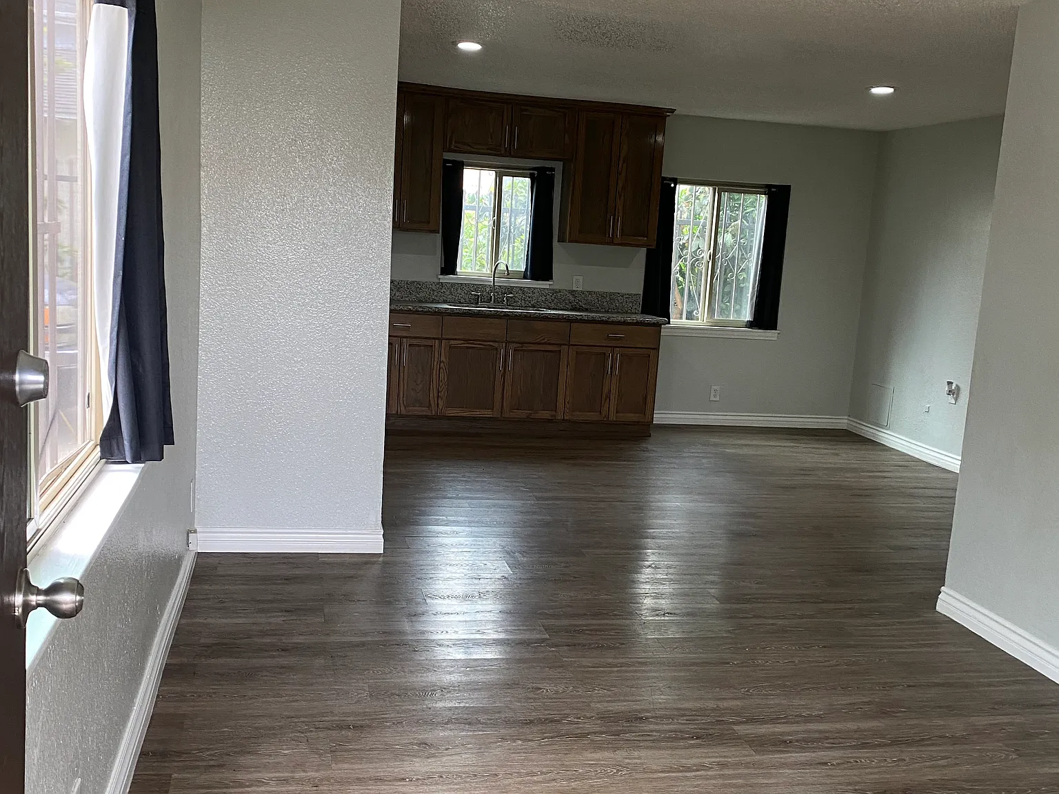 3 bed, 858 sqft, $3,055 — Photo 4