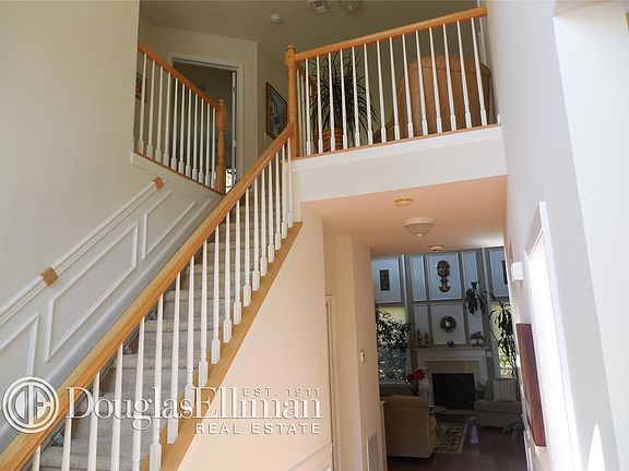 3rd image of 18 Hollins Ln
