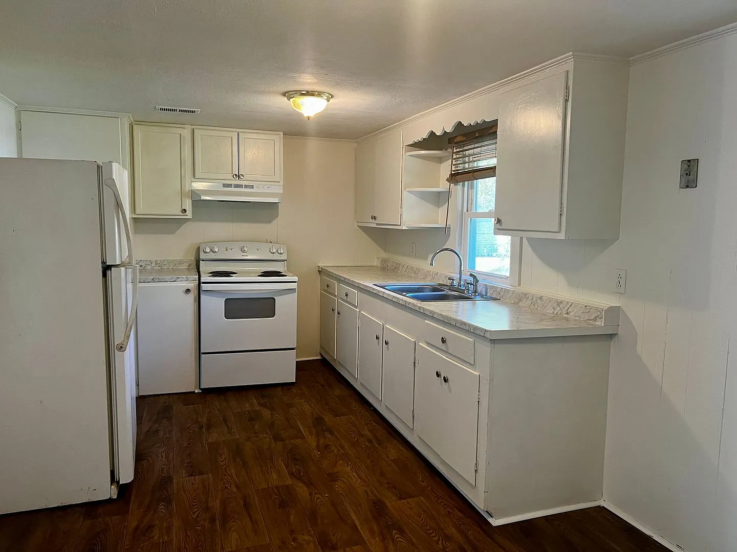 Inviting 3 Bed, 2 Bath Ranch — Photo 3