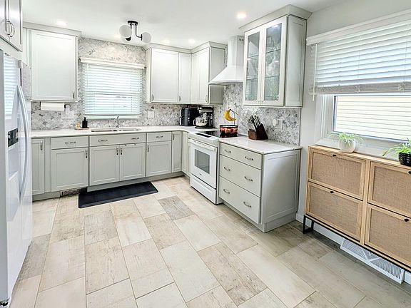 5th image of 402 E Pennington St