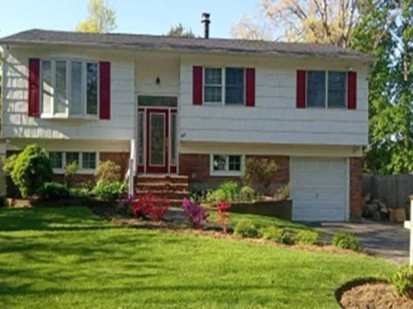 37 Browning Dr, Greenlawn, NY 11740
