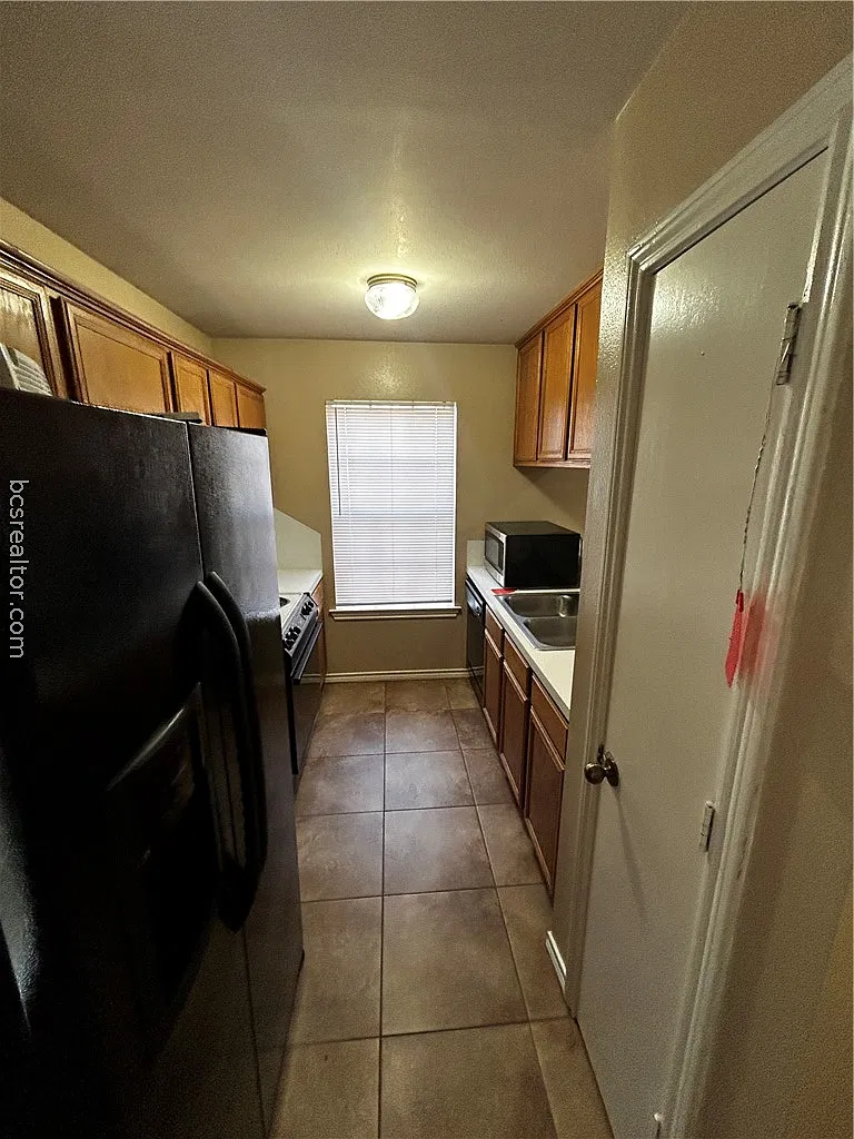3 bed, 1976 sqft, $1,300 — Photo 3