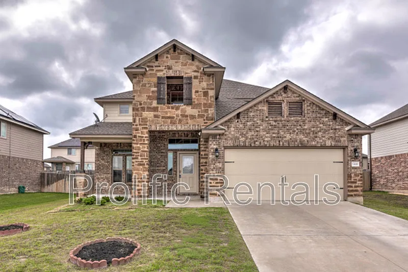 5 bed, 2.5 bath, 2696 sqft, $2,300 — Photo 1