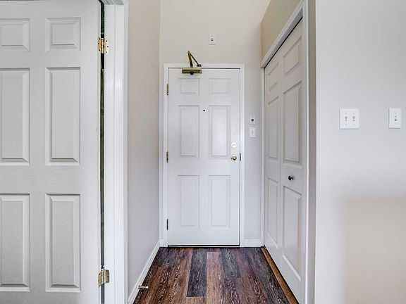 2nd image of 303-620 Columbia Blvd W #303