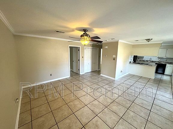 3rd image of 1027 Barrington Dr #A