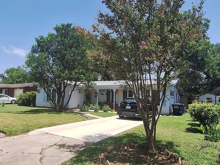 138 Norfolk Pl — Photo 2