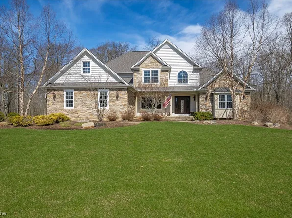 9680 Nighthawk Dr, Chagrin Falls, OH 44023