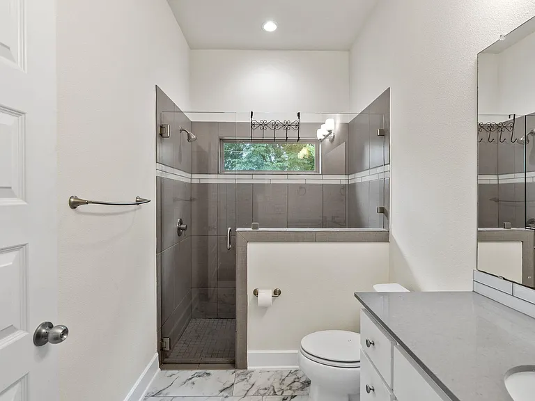 720 Pedernales St #B — Photo 17