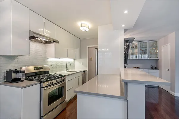 Sold by R New York | media 2