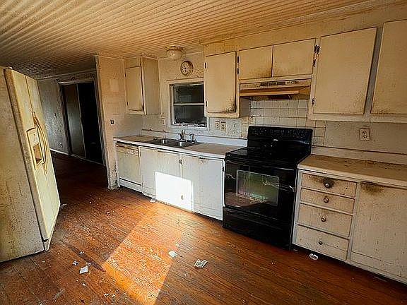 3rd image of 9301 Duke St