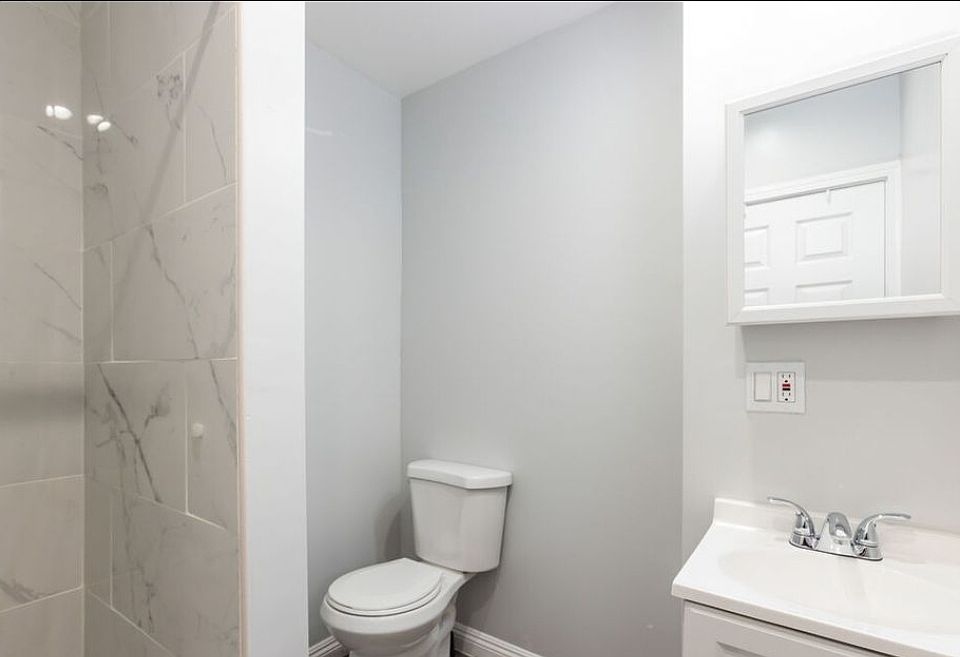 2nd image of 406 S Saint Andrews Pl Room 4