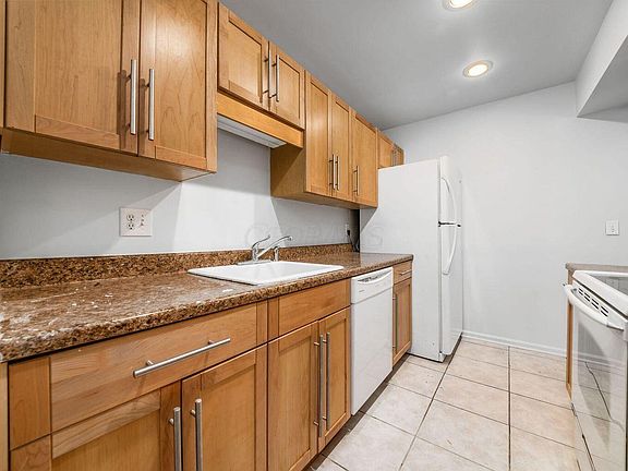 5th image of 892 Chatham Ln Unit Y