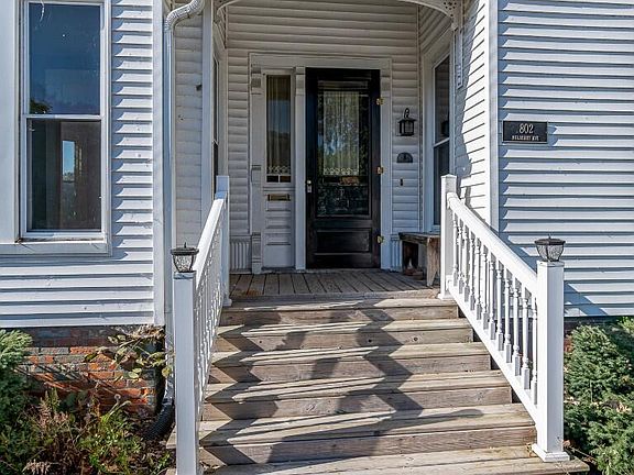 5th image of 802 Mulberry Ave