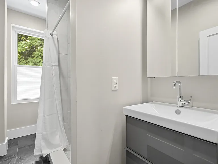 2nd floor full bath