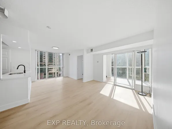 265 Enfield Pl #510, Mississauga, ON L5B 3Y7