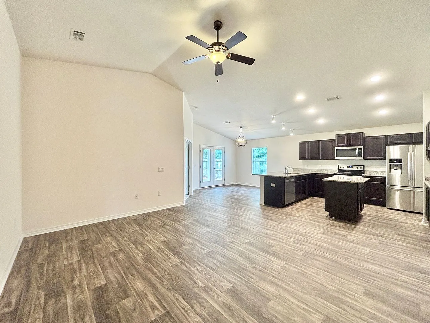 Spacious 4-Bedroom Home - Woodlands — Photo 3