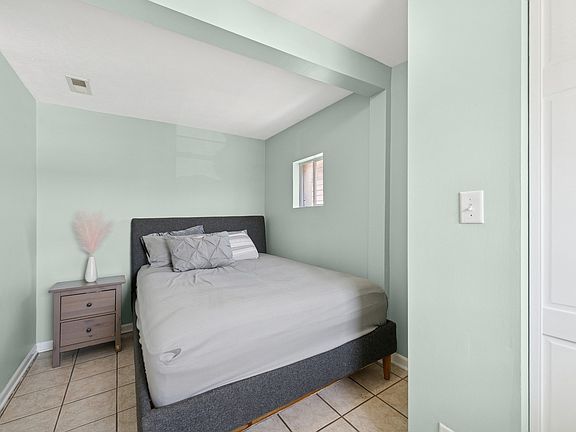 4th image of 2727 N Artesian Ave #2