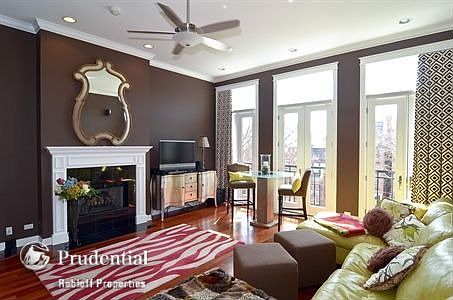 2nd image of 916 W Wrightwood Ave #3