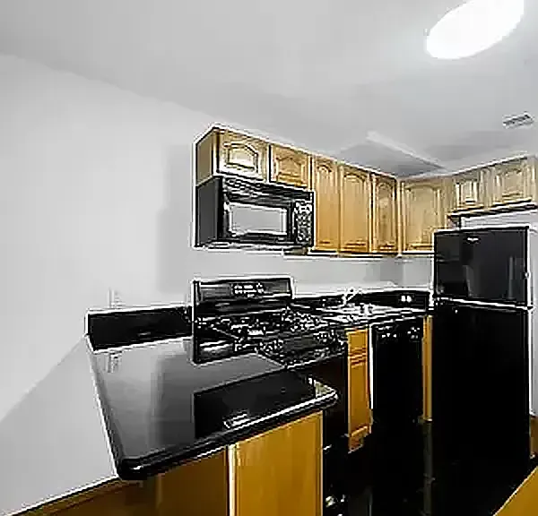 212 E 10th St #2A — Photo 3