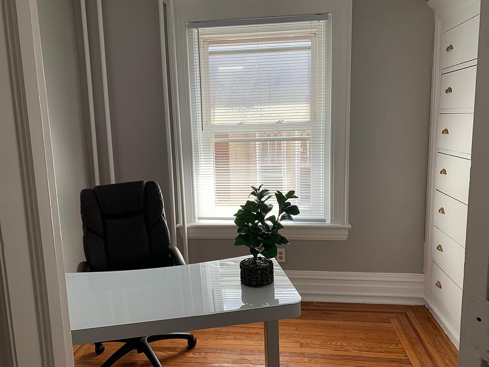 office room with adjustable desk and high speed interne (1000 MPS)